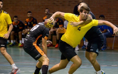 Els verd-i-blancs (de groc) van inaugurar la lliga guanyant el Sant Vicenç de tres | OAR Gràcia